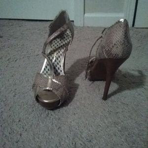 Jessica Simpson Tan and Gold shoes size 6 1/2 B / 36 1/2